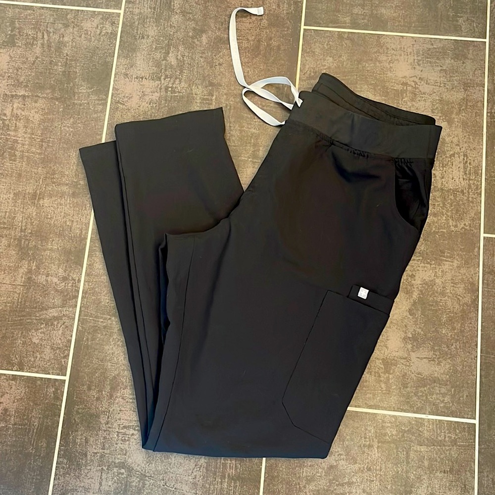 Women’s XLT FIGS YOLA black scrub bottoms.